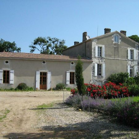 Bed and Breakfast Domaine Les Galards Le Garde Exterior foto
